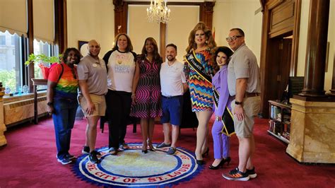 St. Louis mayor signs executive order to support transgender community